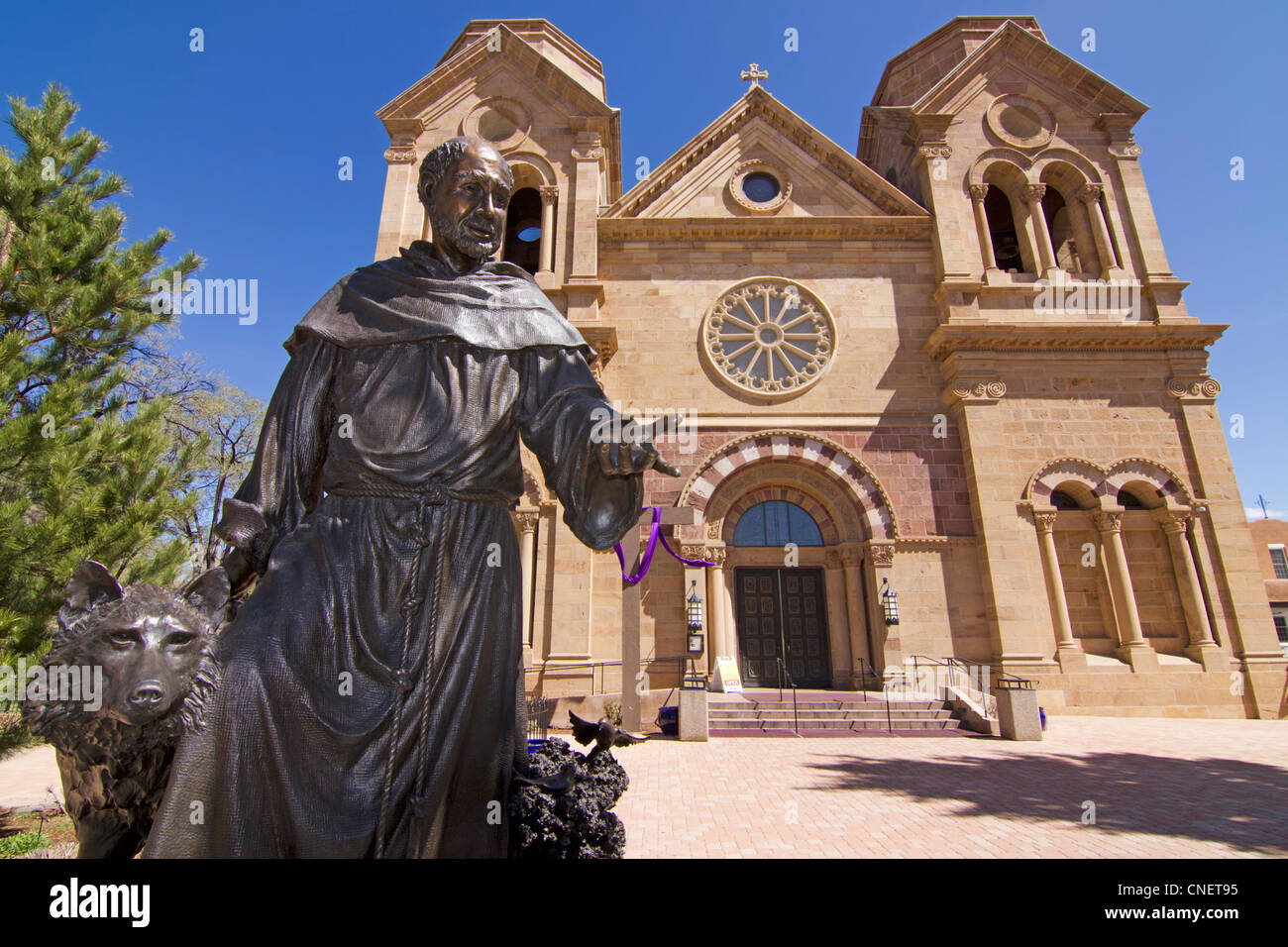 Skulptur des Heiligen Franziskus von Assisi vor der Santa Fe Kathedrale in New Mexiko Stockfoto