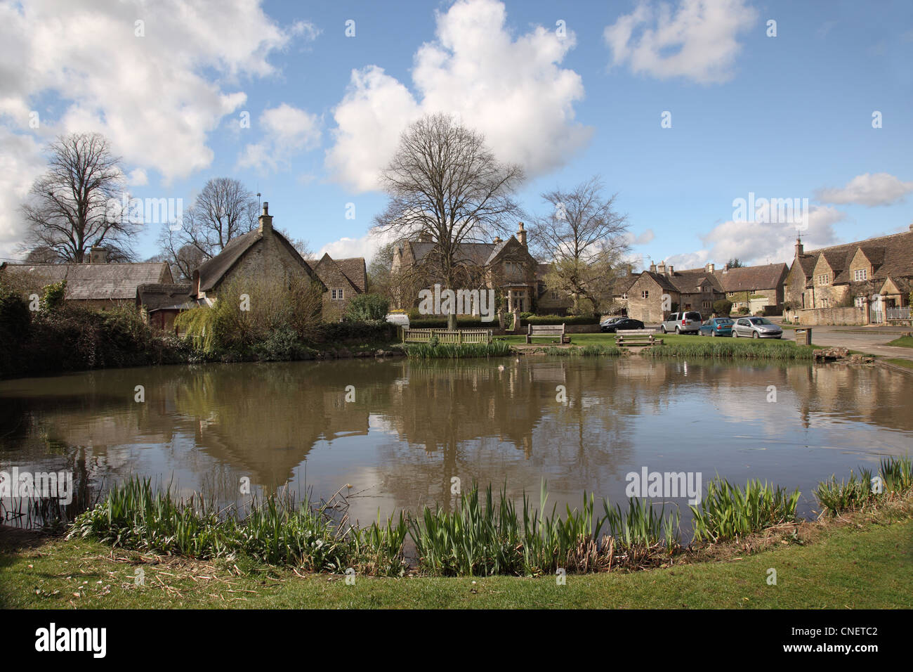 Biddestone Dorf Ententeich, Wiltshire, England, Großbritannien Stockfoto