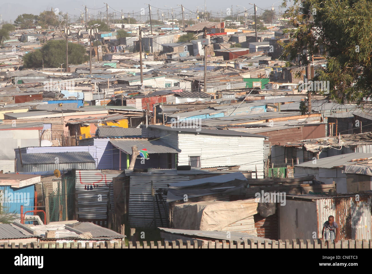 Elendsviertel oder Township vor Kapstadt in Südafrika. Stockfoto