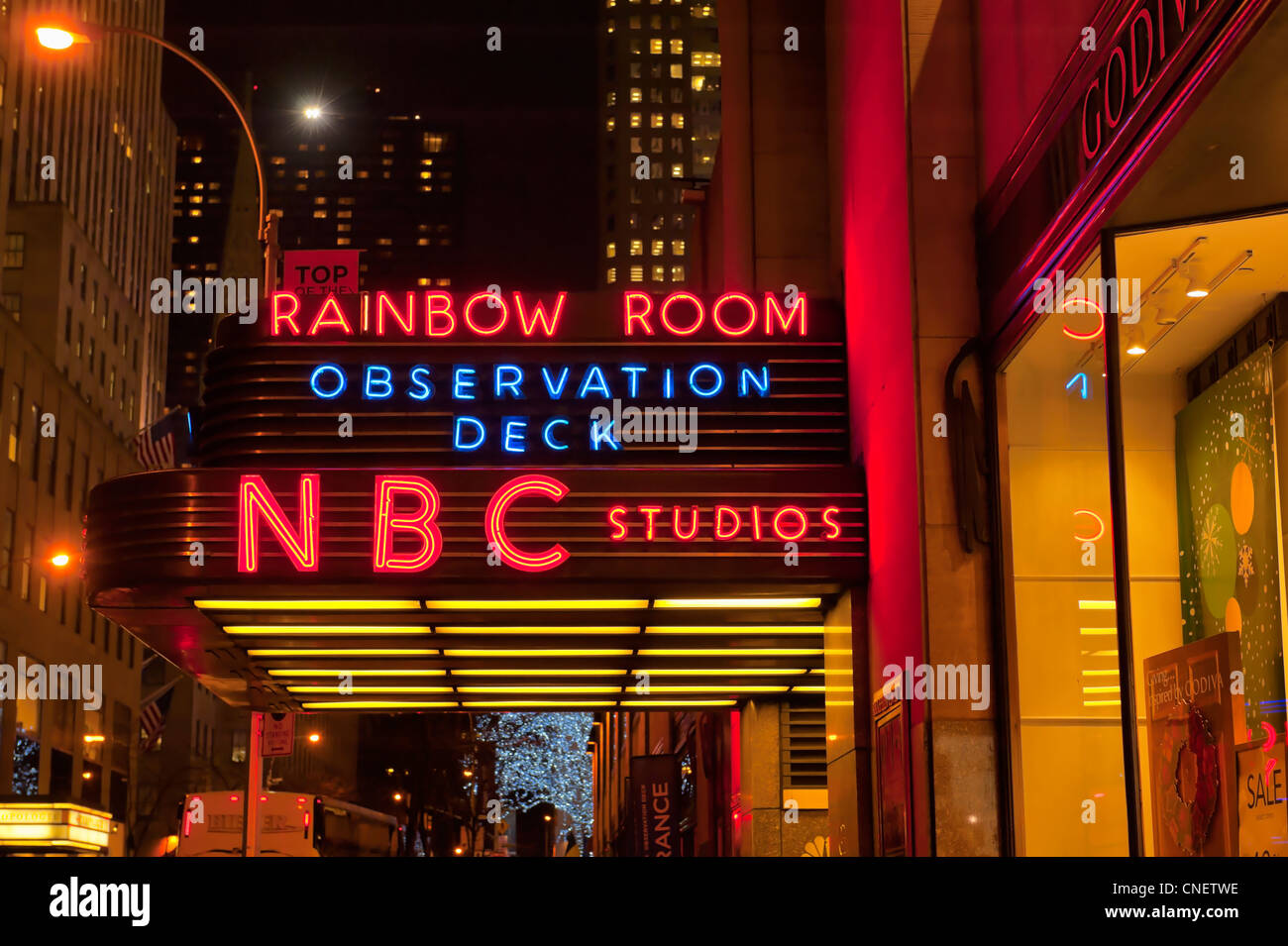 Leuchtreklame auf 30 Rockefeller Center Eingang Überhang mit NBC Studios, Rainbow Room und Aussichtsplattform, NYC 2012 Stockfoto