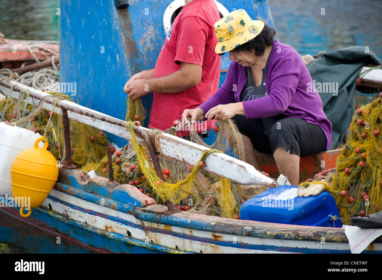 Fisher-Frau Reinigung Netze, Skala Kalloni Lesbos Griechenland Stockfoto