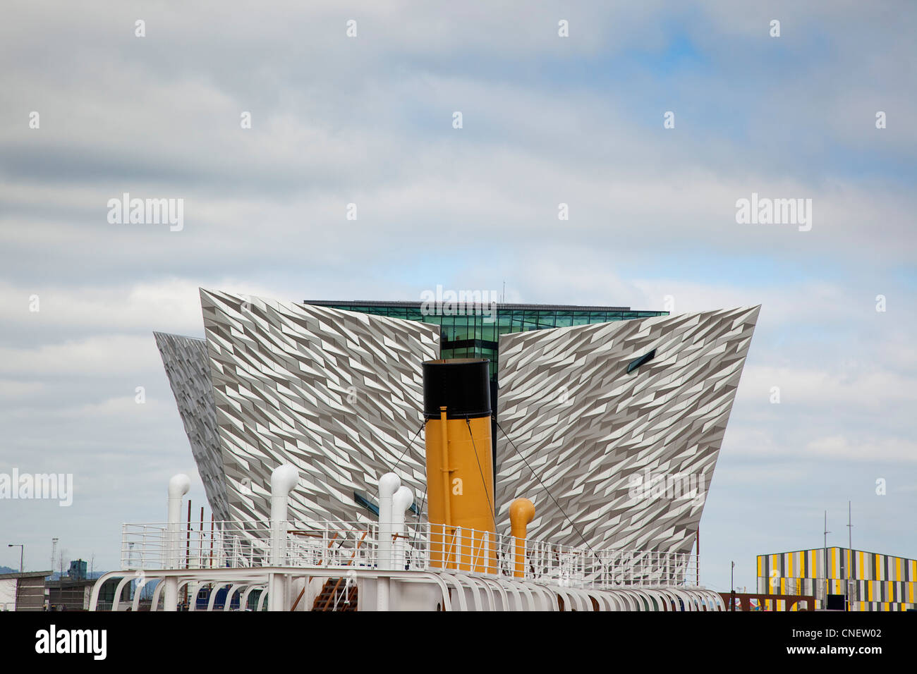 Irland, Norden, Belfast, Titanic Quarter, designed by Civic Arts & Eric R Kuhne, mit Trichter der SS Nomadic Besucherzentrum. Stockfoto