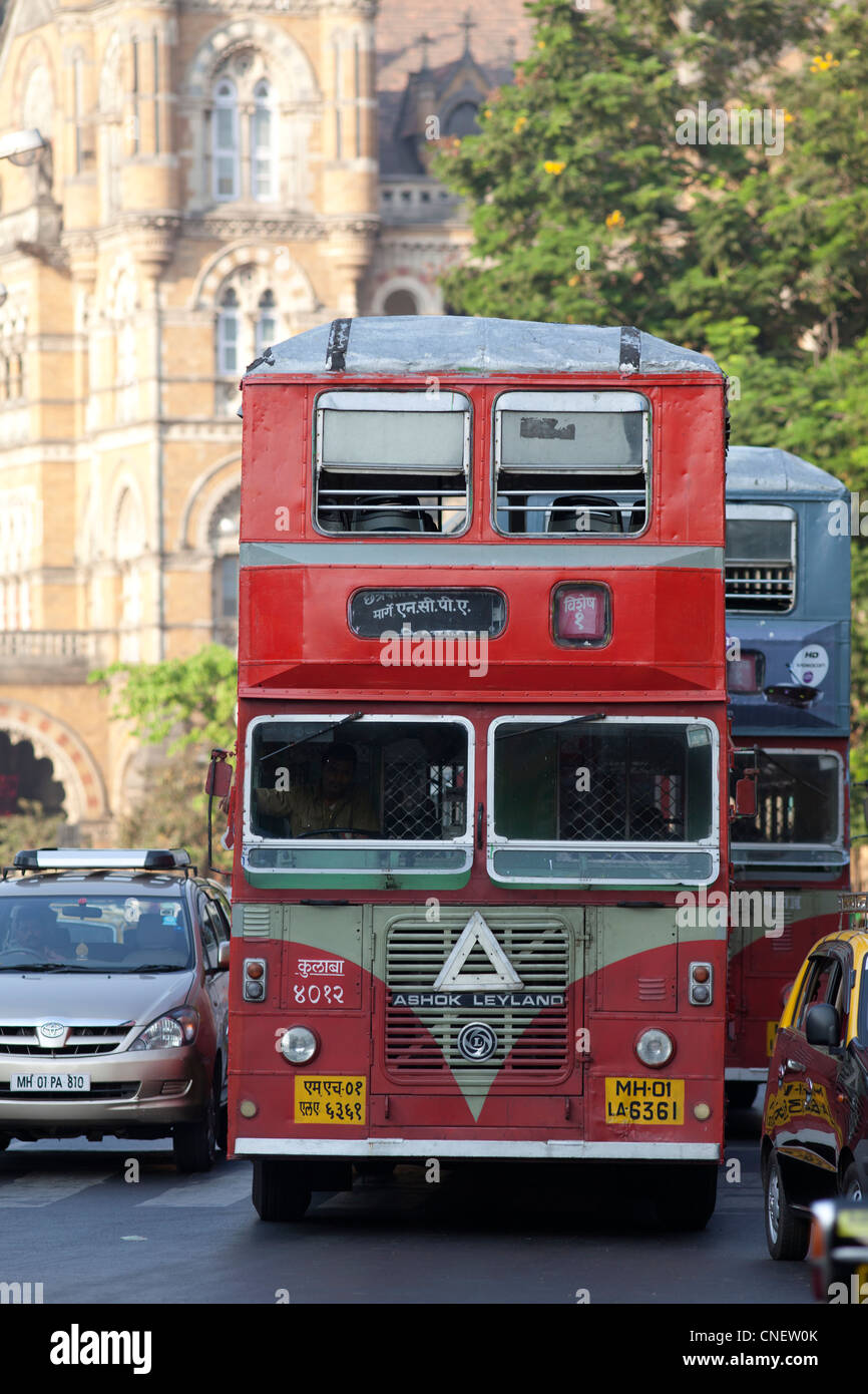 Indien, Mumbai, allgegenwärtigen Ashok Leyland roten Bus, in der Nähe von Victoria Kopfbahnhof. Stockfoto