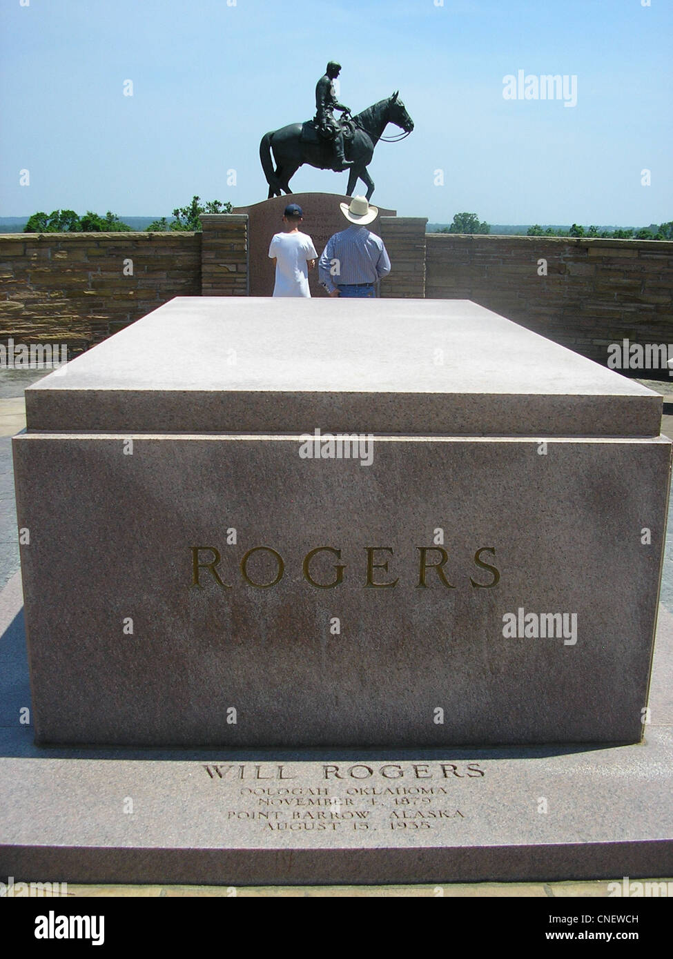 Das Grab von Will Rogers vor eine Statue von ihm am Will Rogers Memorial in Claremore, Oklahoma Stockfoto