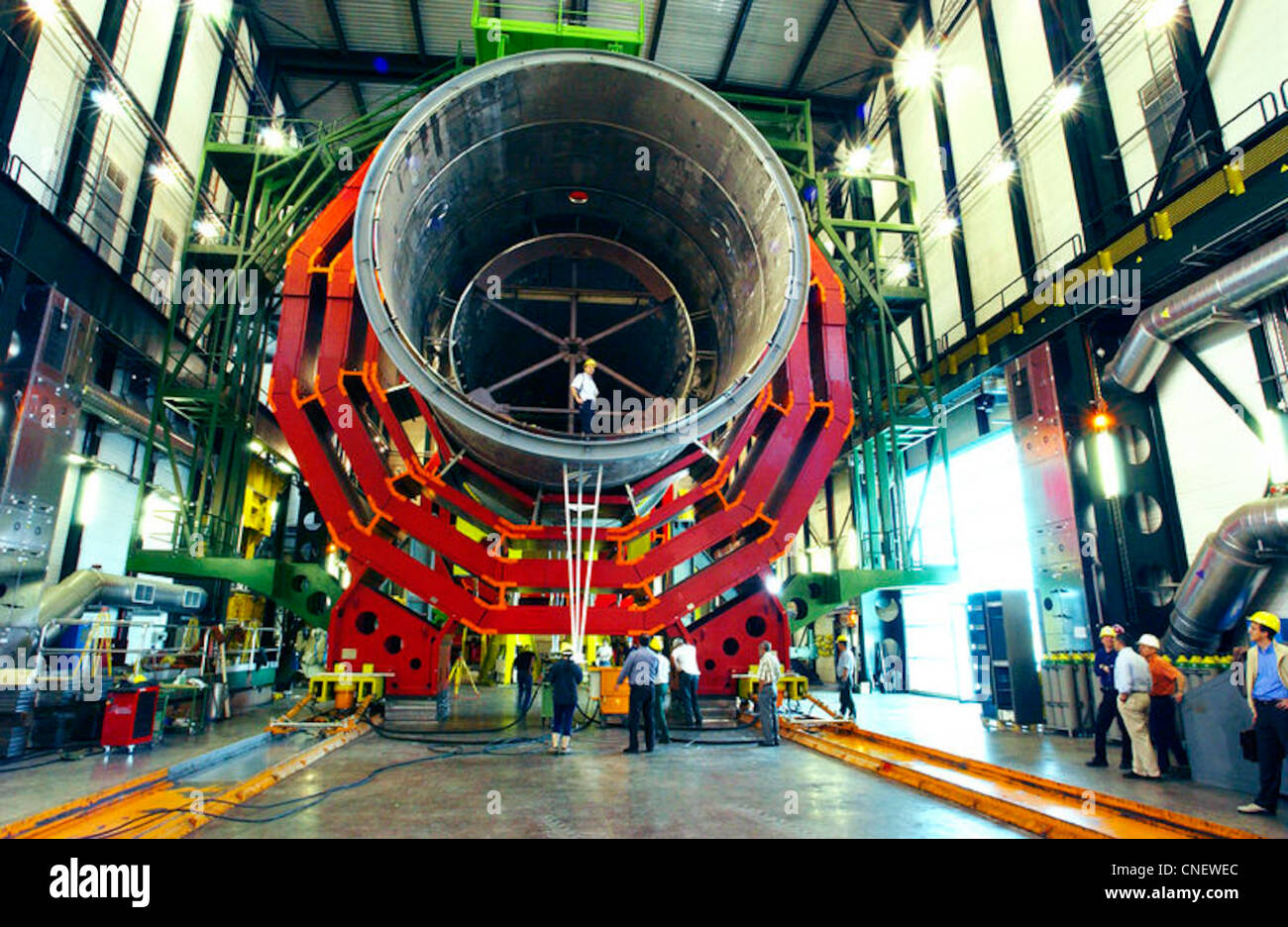 Einfügung der Vakuum-Tank des CMS-Detektors im LHC des Instituts europäischen Teilchenphysik CERN Stockfoto