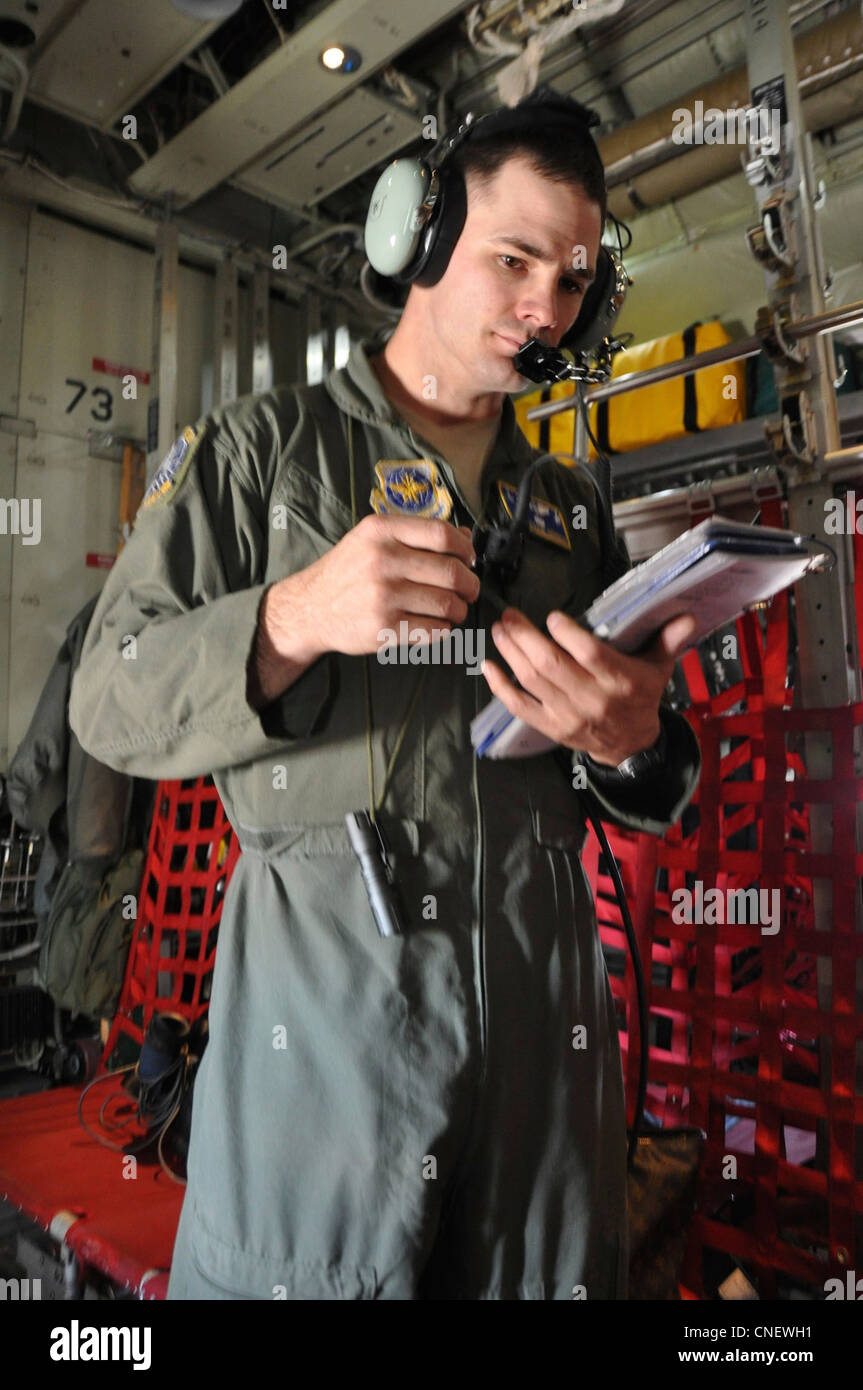 Personal Sgt. David Hanson aus Tucson, Arizona, der dem 30. Luftlift Squadron, 153. Luftlift Wing, Wyoming Air National Guard, zugewiesen ist, durchläuft seine Checkliste vor einem Trainingsflug, in Cheyenne, Wyo, 13. April 2012. Hanson ist Laderaum und verantwortlich für das Personal und die Besatzung im Frachtraum eines C-130-Frachtflugzeugs. Stockfoto