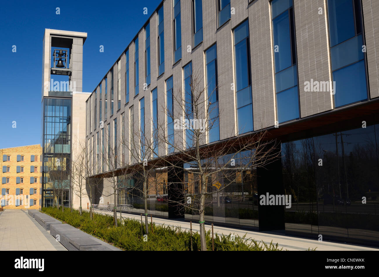 Zentrum für internationale governance Innovation cigi mit Glockenturm und alten Seagram Building in Uptown waterloo Kanada Stockfoto