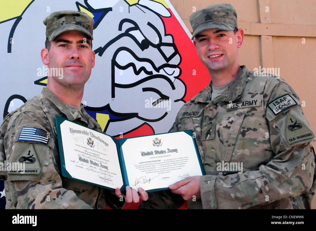 PROVINZ LOGAR, Afghanistan – (R-L) Sgt. Aaron Braddy, ein Aurora, CO. Eingeborener und Maj. Terence Kelley, ein gebürtiger Chicagoer Pose für ein Bild zusammen nach einer Wiedererliste Zeremonie in der Vorwärts Operating Base Shank in Ostufghanistan. Braddy ist der Rundfunkjournalist für das Kampfteam der 3. Brigade, 1. Panzerdivision. Während seiner Rede dankte Braddy seiner Familie, Freunden und allen, die seine Dienstzeit seit seinem Eintritt in die Armee unterstützt haben. Braddy recountiert für drei Jahre und eine Wahl der Station, in der er wählte Soto Cano Air Base in Honduras. Stockfoto