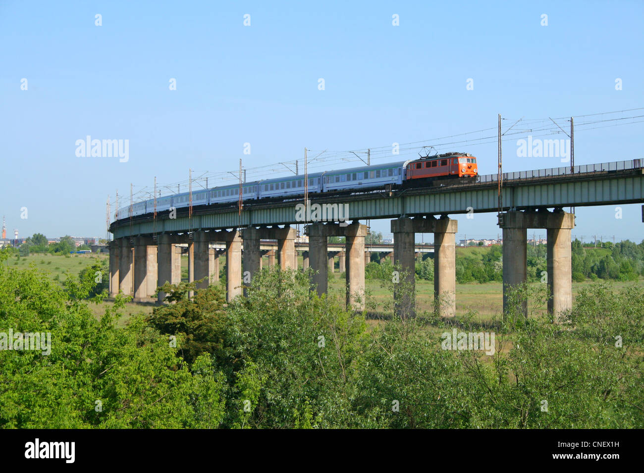 Intercity Zug auf die estacade Stockfoto
