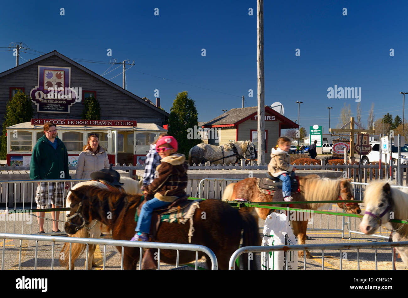 Familie auf dem Ponyreiten auf dem St Jacobs im freien Dorfmarkt in Ontario Kanada Stockfoto