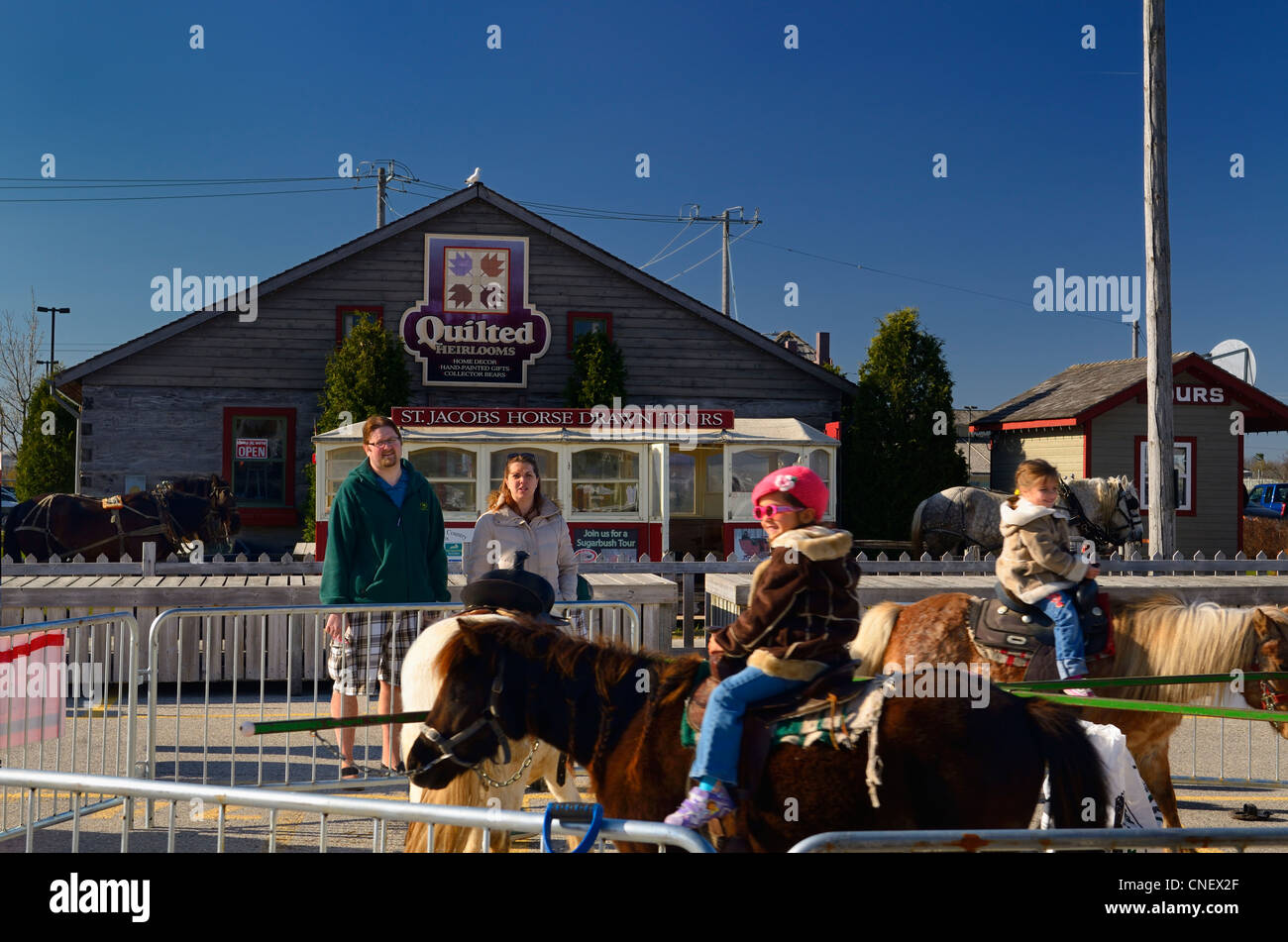 Eltern mit Mädchen auf dem Pony reiten in St. Jacobs Dorf im freien Markt Ontario Kanada Stockfoto