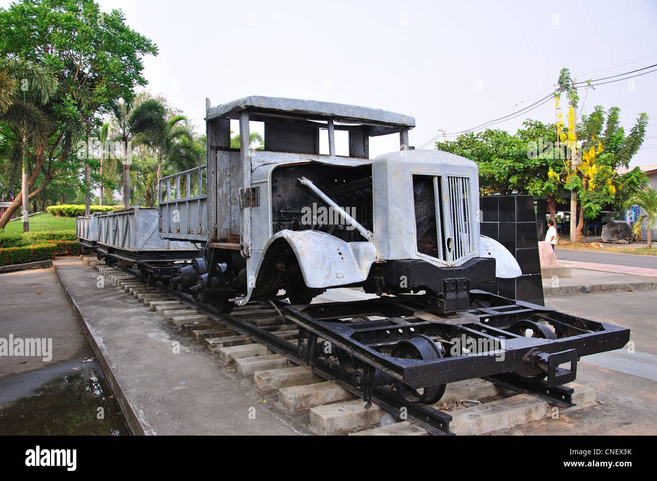 Relikt-LKW montiert auf Eisenbahnwagen an der Brücke über den River Kwai, Kanchanaburi, Provinz Kanchanaburi, Thailand Stockfoto