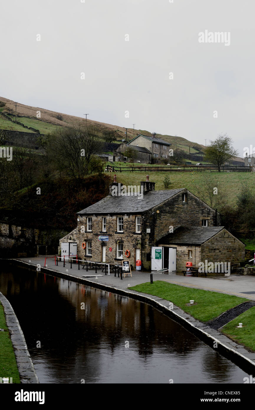 Die tonnelle Café, Marsden, steht bei der Eröffnung am tonnelle Tunnel, der längste Kanal-Tunnel im Vereinigten Königreich Stockfoto