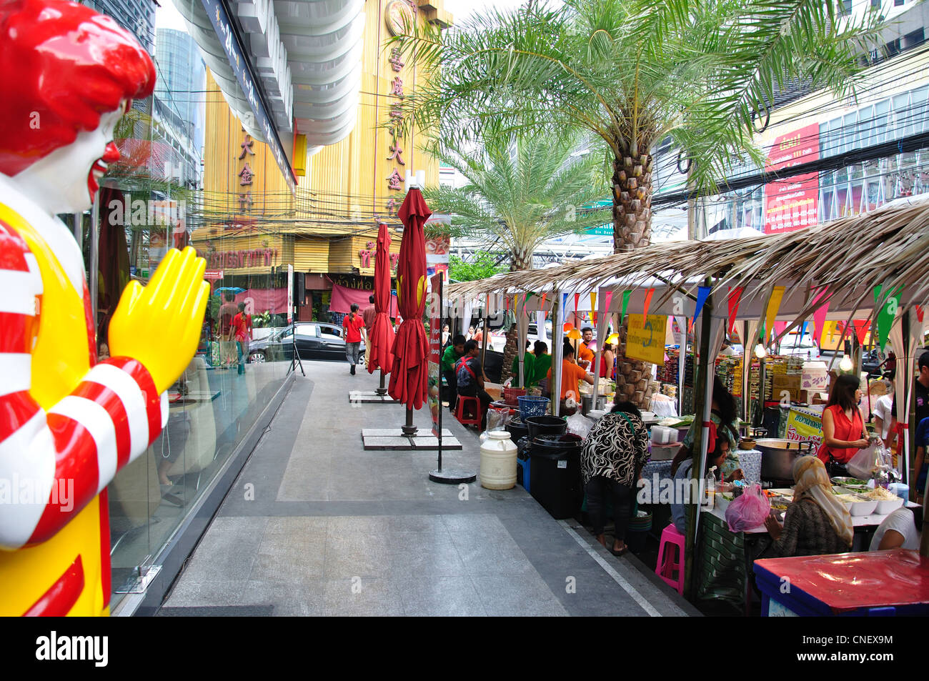 Straße Essensstände neben McDonald's Restaurant, neue Phetchaburi Road, Bezirk Ratchathewi, Bangkok, Thailand Stockfoto