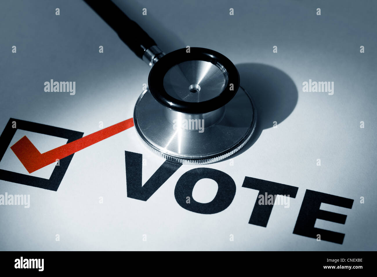 Stethoskop und Häkchen, Konzept der Abstimmung Stockfoto