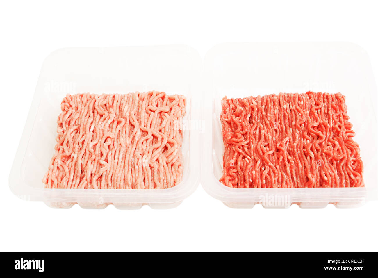 Kunststoffverpackungen mit rohem Rindfleisch und Schweinefleisch isoliert auf weißem Hintergrund Stockfoto