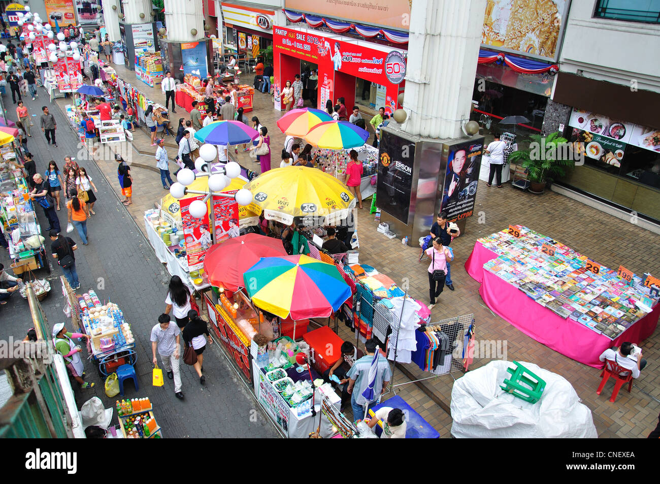 Straßenmarkt außerhalb Elektronik Pantip Plaza, neue Phetchaburi Road, Bezirk Ratchathewi, Bangkok, Thailand Stockfoto