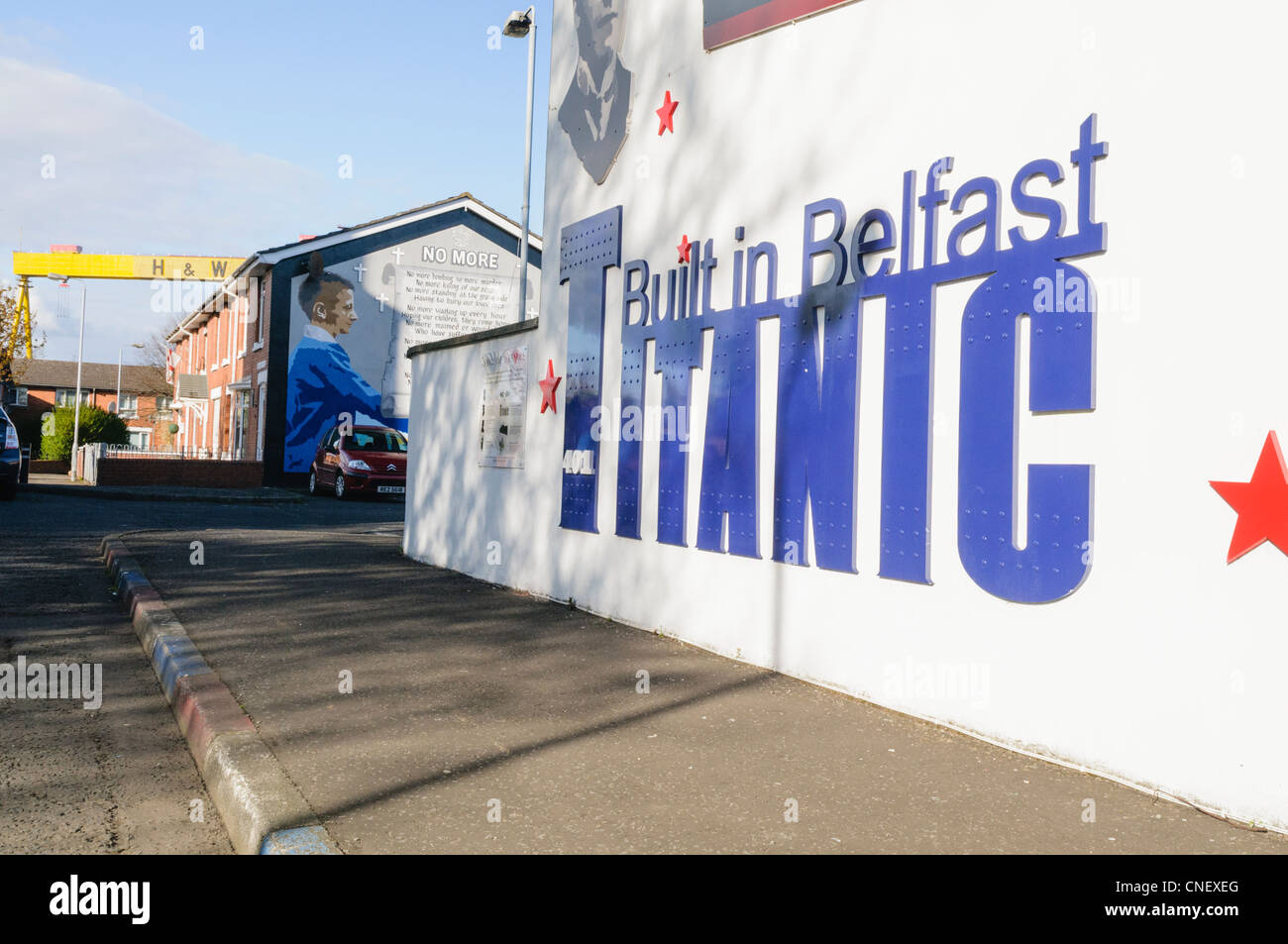 Wandgemälde mit den Worten "Titanic Built in Belfast" zur Erinnerung an die Titanic auf der Newtownards Road, Belfast Stockfoto