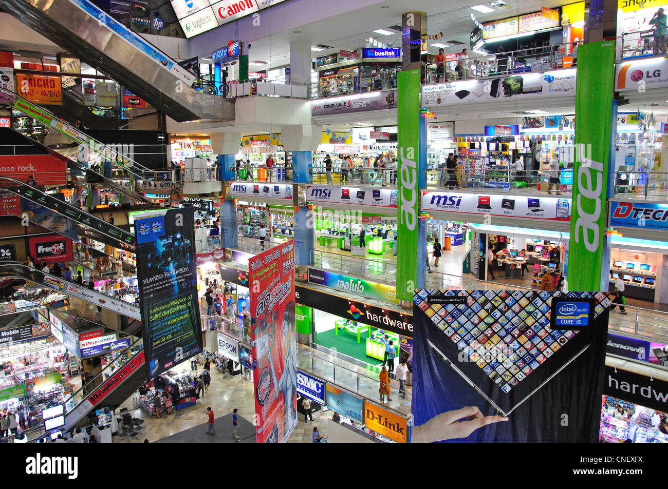 Innere des Pantip Plaza Elektronik neue Phetchaburi Road, Bezirk Ratchathewi, Bangkok, Thailand Stockfoto