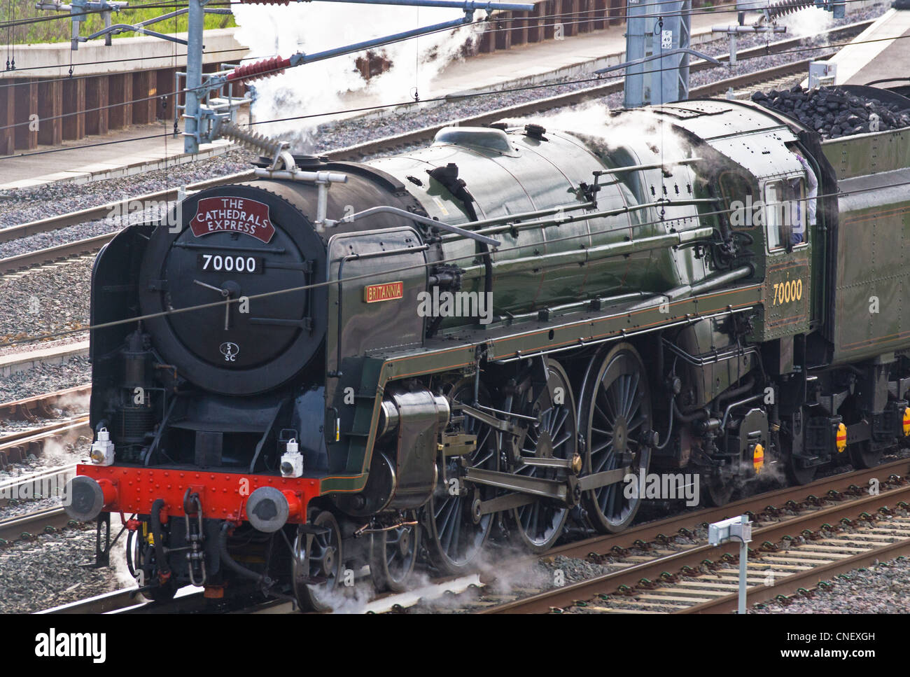 Die Britannia 70000 Dampfzug Lok in Milton Keynes Hauptbahnhof Stockfoto