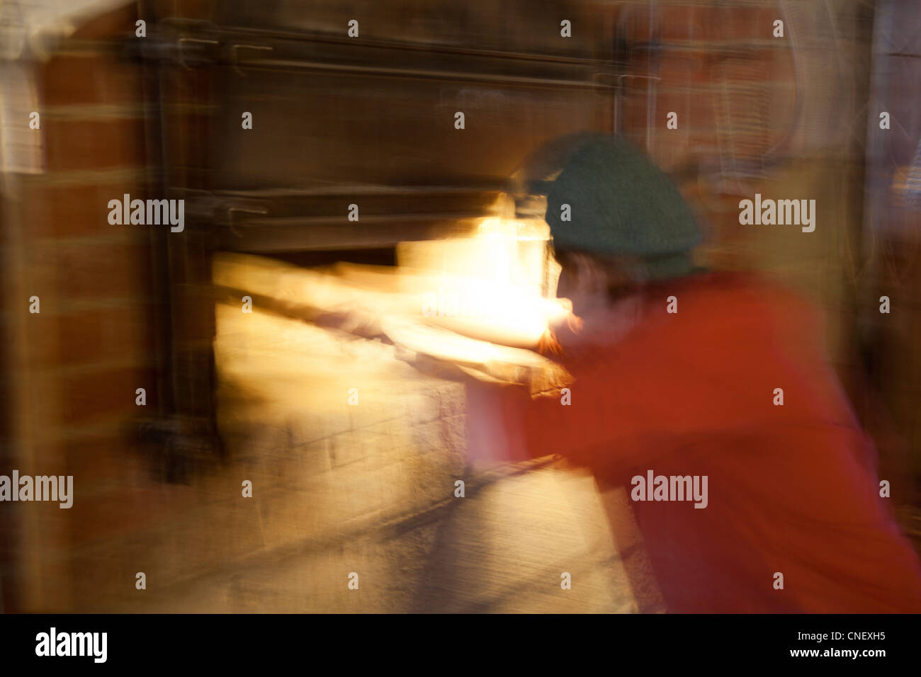 Paulie White backt im Holz befeuerten Ofen bei Bobolink Backhaus in Milford, New Jersey, USA Stockfoto