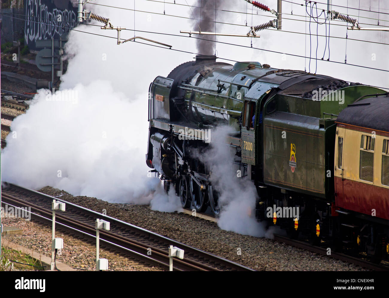 Die Britannia 70000 Dampfzug in Milton Keynes Hauptbahnhof Dampf ablassen Stockfoto