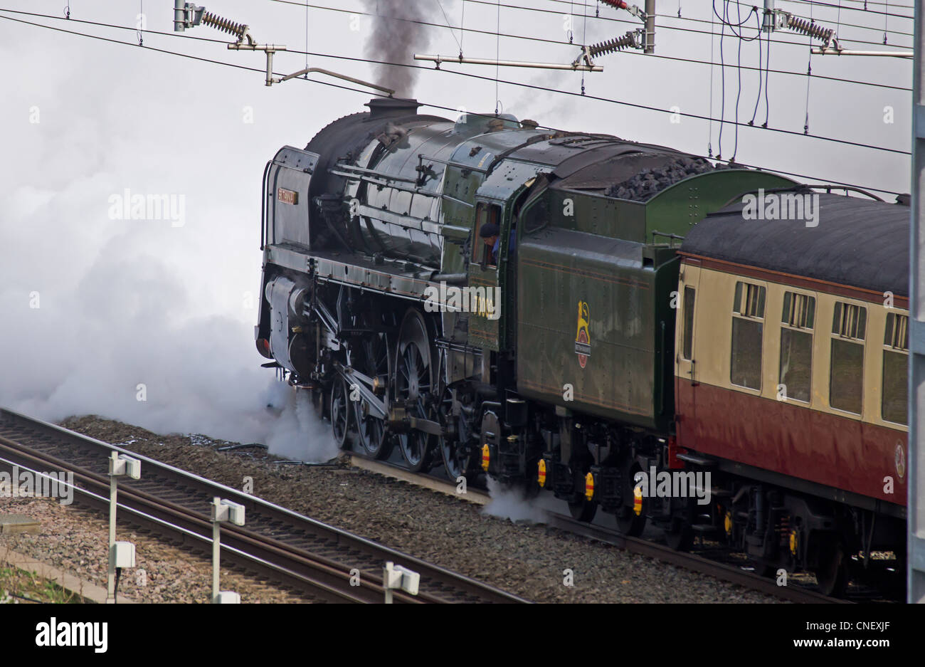 Die Britannia 70000 Dampfzug in Milton Keynes Hauptbahnhof Stockfoto