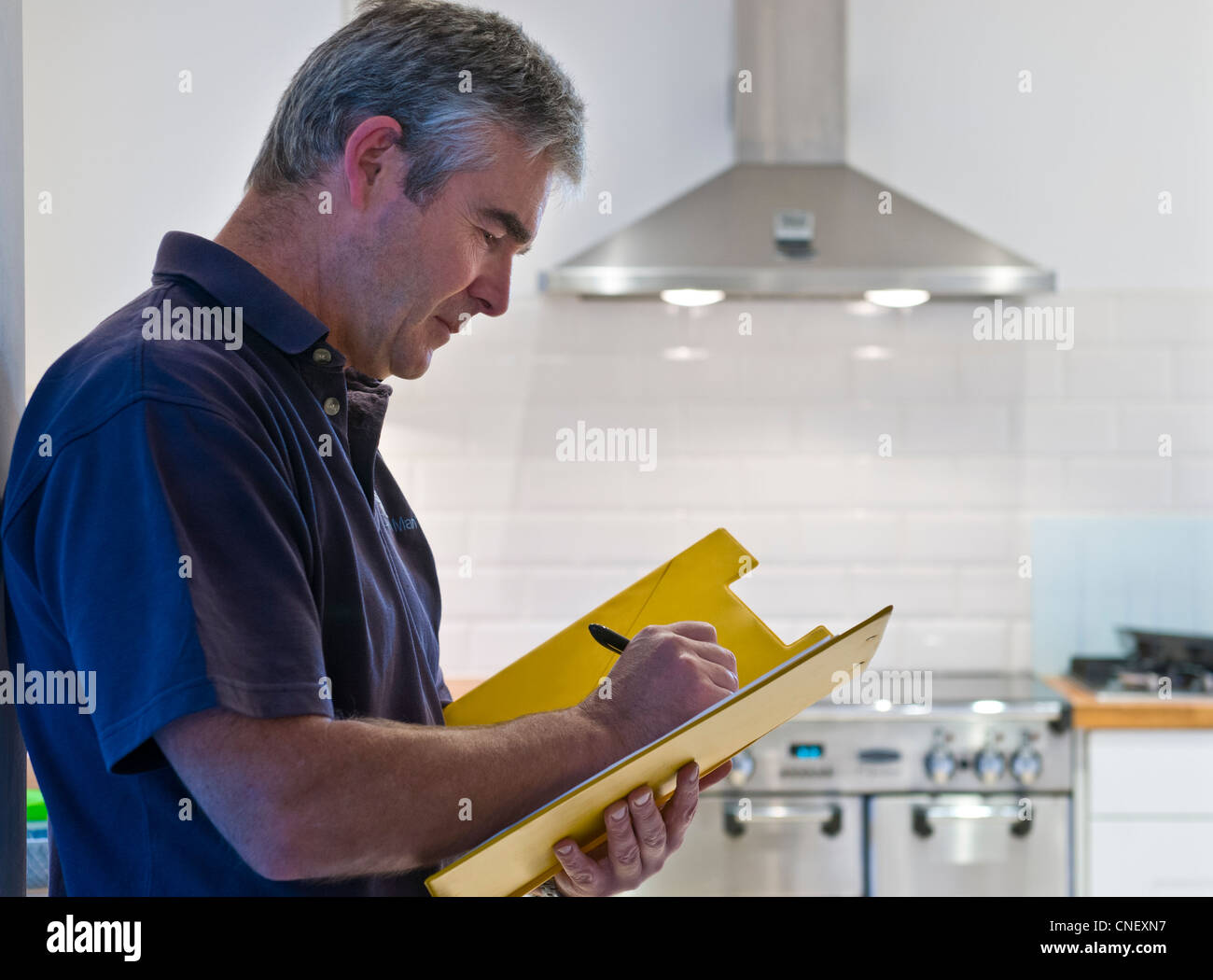 Umfrage Wartung Immobilien Haus / Bewertung Verkauf Design Mann in T-Shirt Zitat, Reparatur, schriftlich in zeitgenössischen Haus häusliche Küche Stockfoto