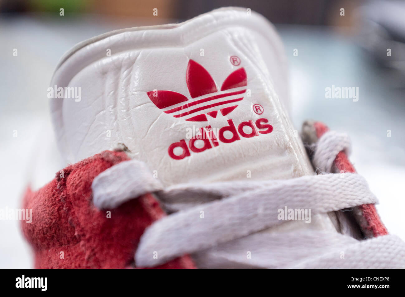 Adidas-Logo auf Trainer Stockfoto