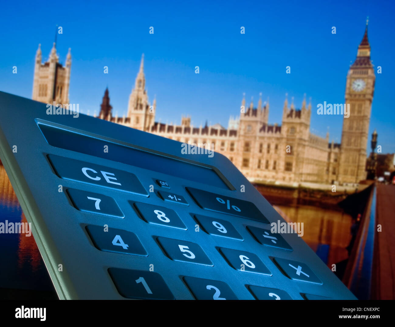 Britische Wirtschaftsprognose Haushaltsfinanzierungskonzept Bild des Rechners und des Houses of Parliament im Hintergrund Westminster London UK Stockfoto