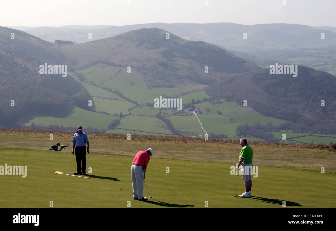 Drei Golfer spielen Sie Golf auf das neunte Loch am Kington Gold Club am Bradnor Hill Kington. Ich Stockfoto