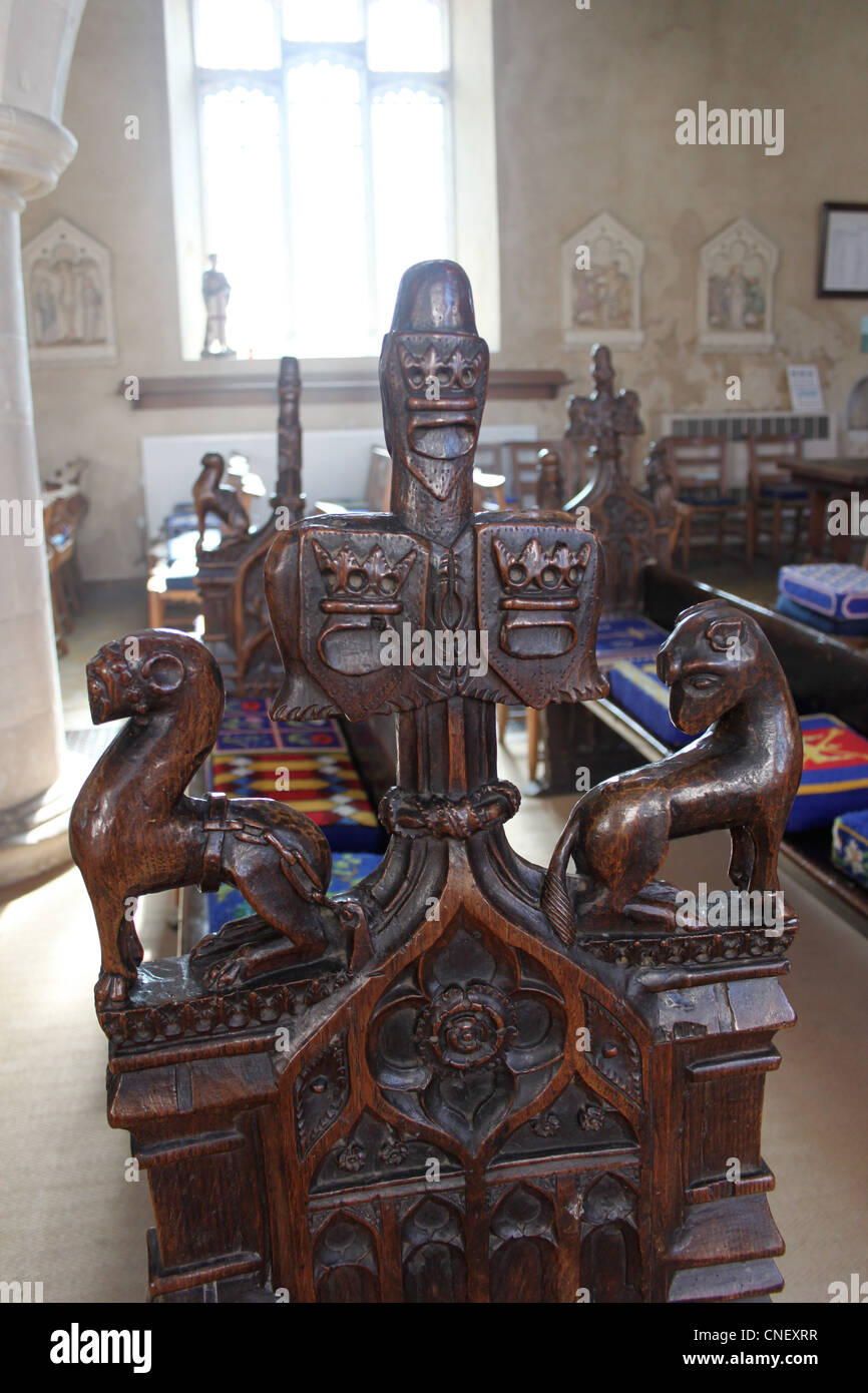 Ein 15. Jahrhundert Bank Ende zeigt heraldische Tiere in der Kirche Ufford, Suffolk Stockfoto