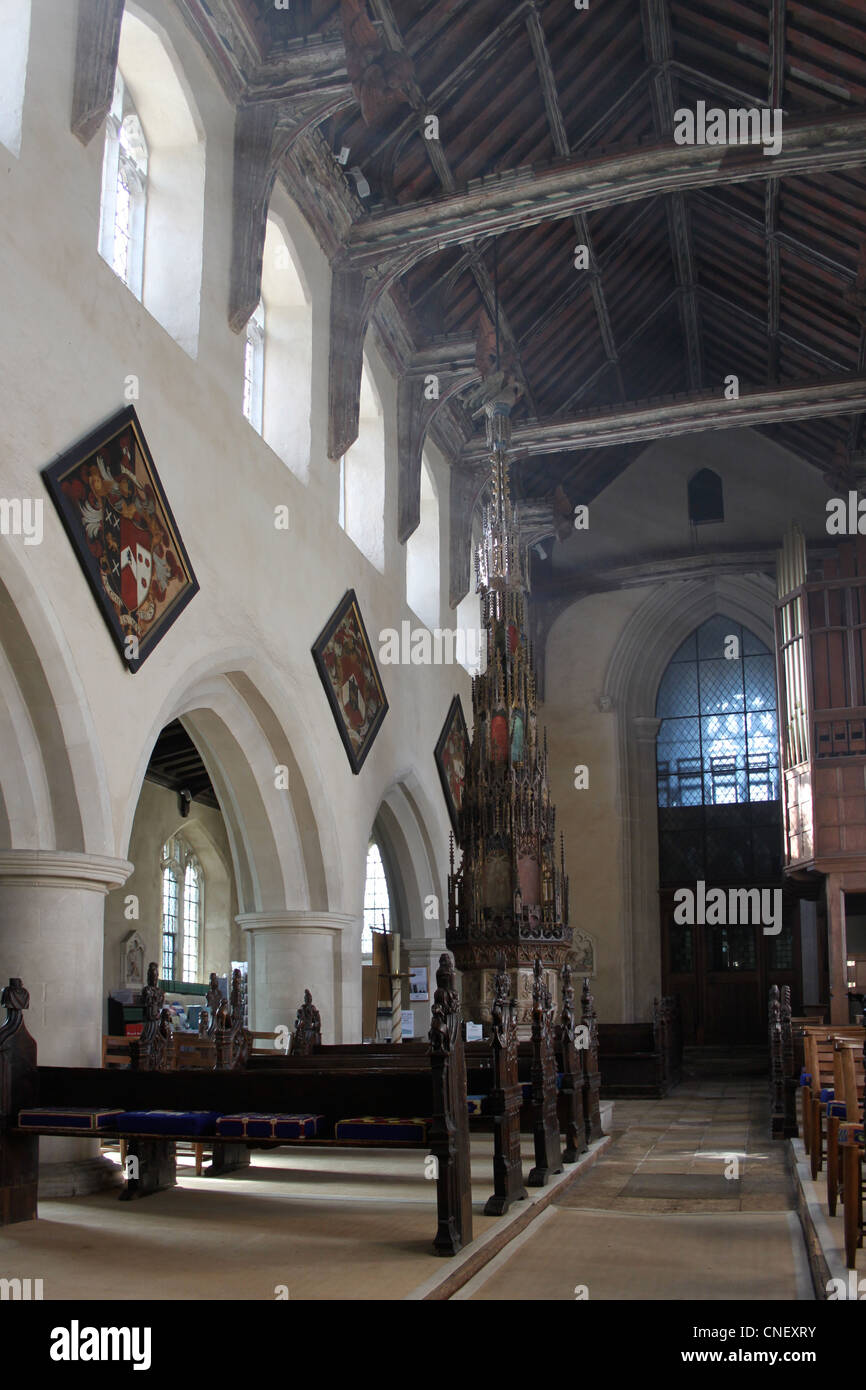 Das Kirchenschiff Ufford Kirche mit der berühmten 15. Jahrhundert Schriftart Abdeckung in der Mitte. Stockfoto