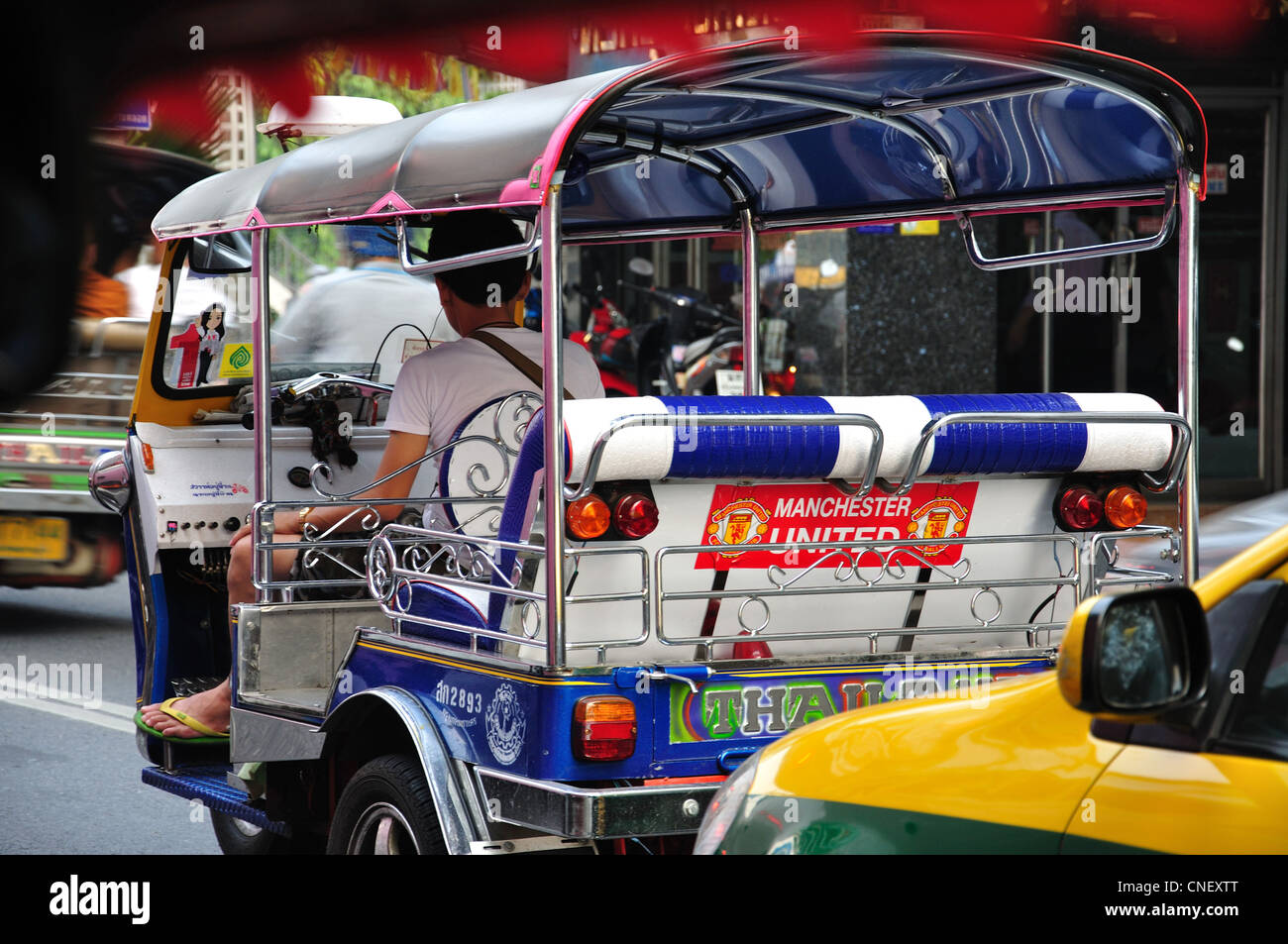 Tuk-Tuk-Taxi Tauchen in Verkehr, Samphanthawong Bezirk, Bangkok, Thailand Stockfoto