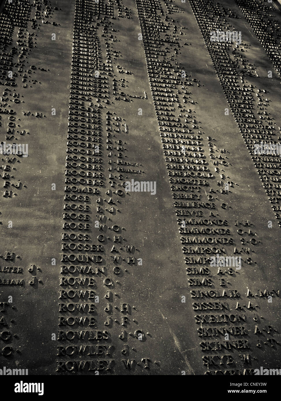 Eine Liste von Namen auf einem Kriegerdenkmal erstreckt sich hoch Stockfoto
