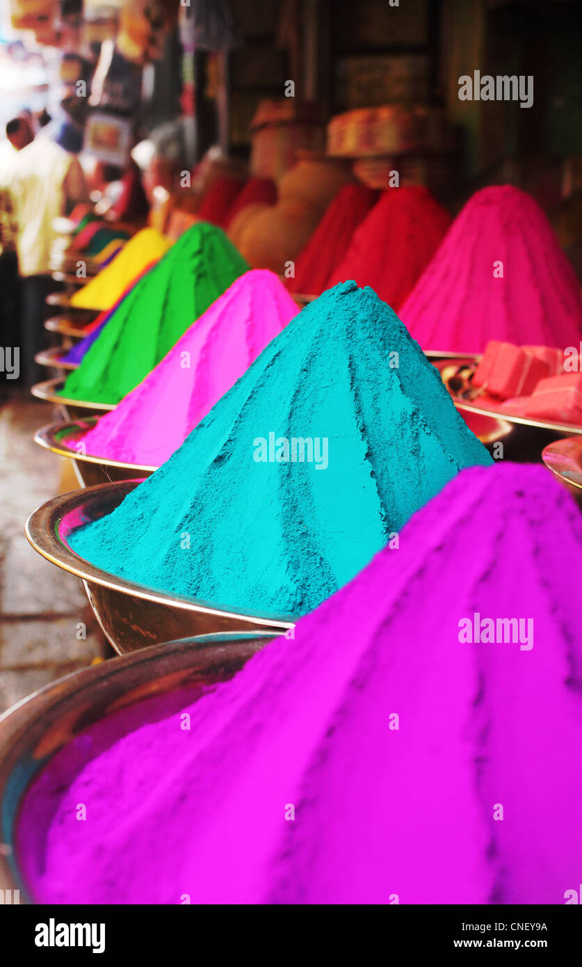Bunte Pfähle der fein pulverisierten Farbstoffe für hindu religiösen Aktivitäten wie Holi auf dem Display im indischen Geschäft in Mysore Markt Stockfoto
