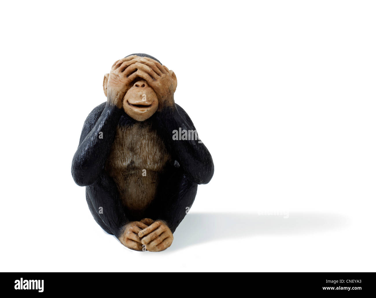 Studioaufnahme von einem Spielzeug Affen Hand in Hand über die Augen. sehen Sie, nichts Böses Stockfoto