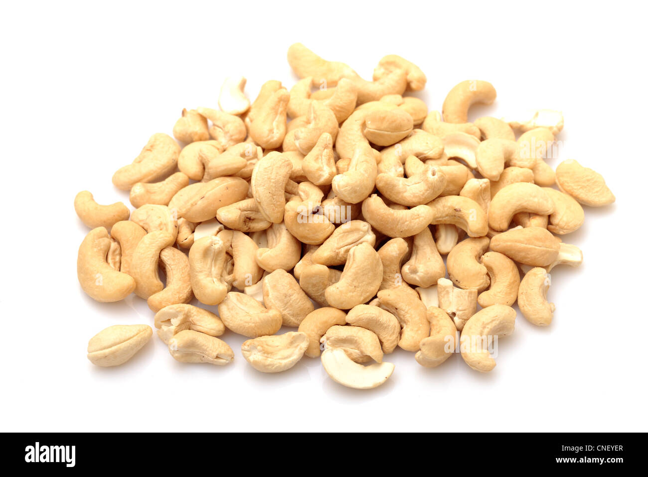 Reife Cashew-Nüssen auf weißem Hintergrund Stockfoto