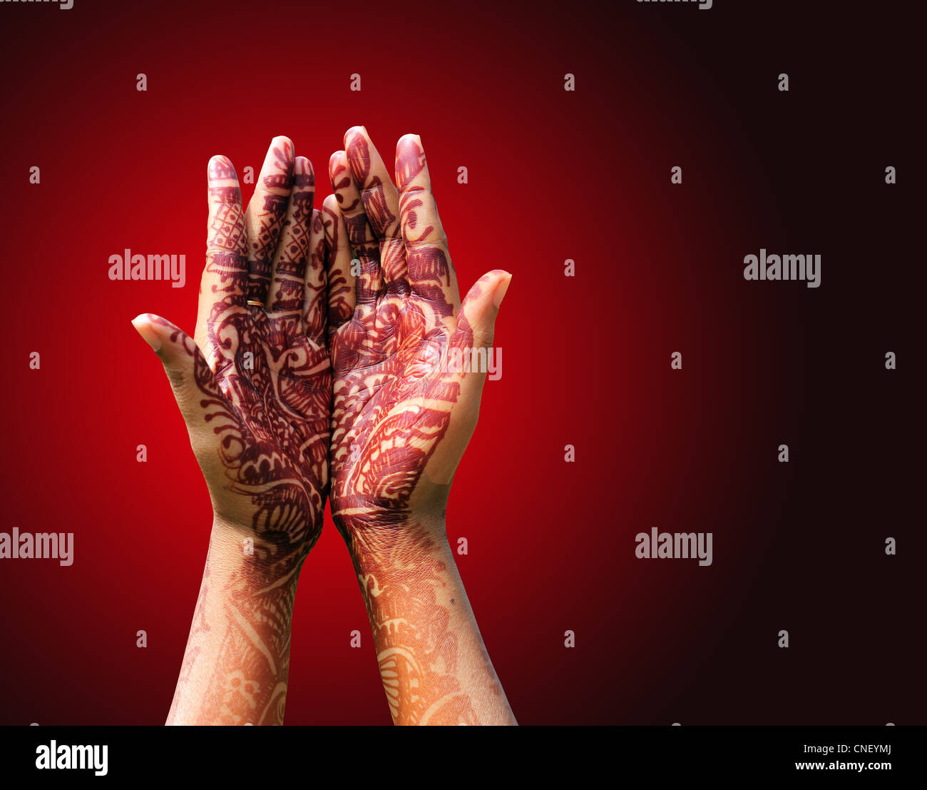 Schöne Henna oder Mehendi Dekoration auf einem hindu Braut Hand mit rötliche Hintergrund mit Textfreiraum. Stockfoto