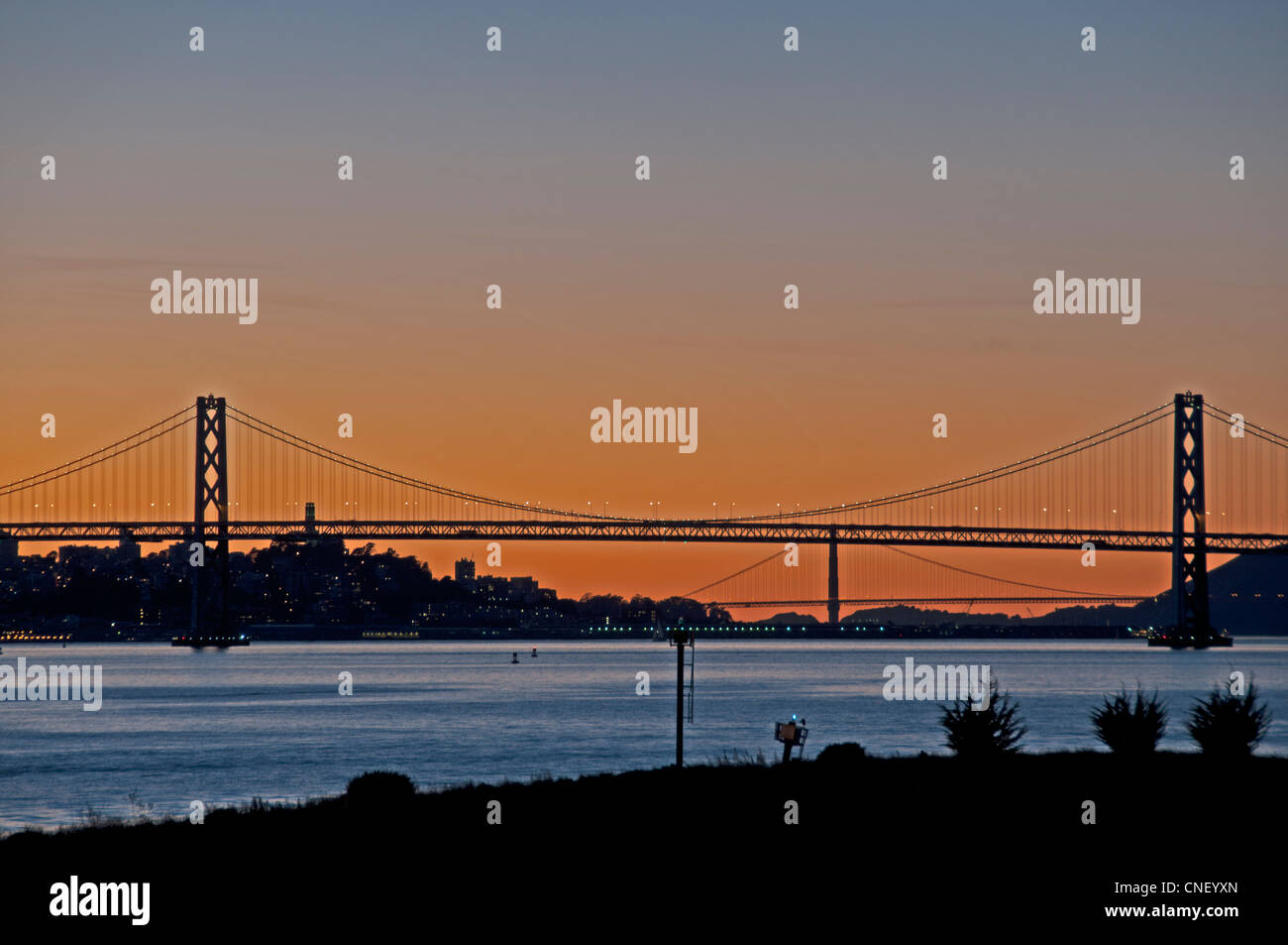 San Francisco, Kalifornien, Skyline und Bay Bridge bei Sonnenuntergang Stockfoto