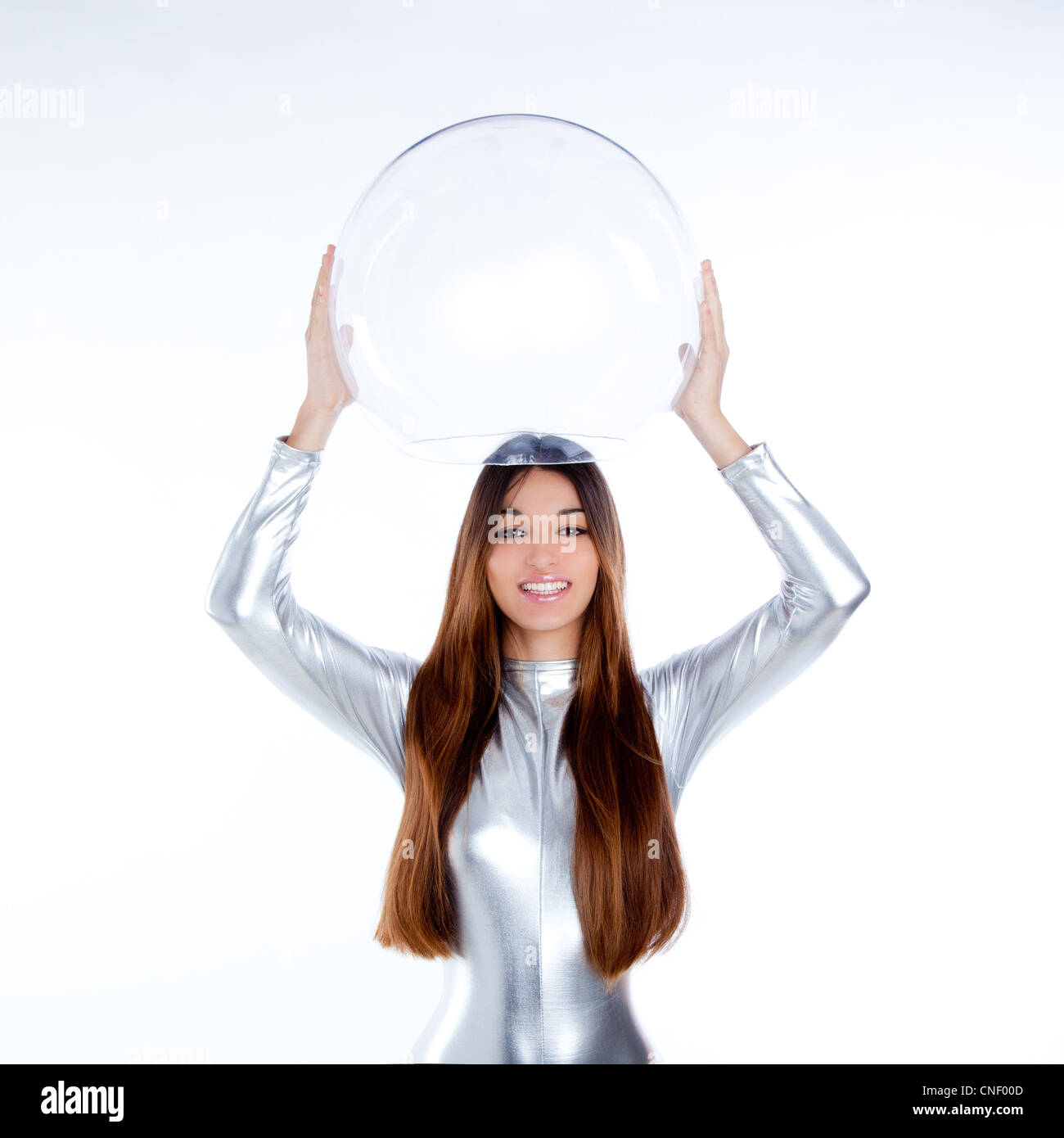 Brunette futuristischen Silber Frau hält Kugel Glas Helm Stockfoto