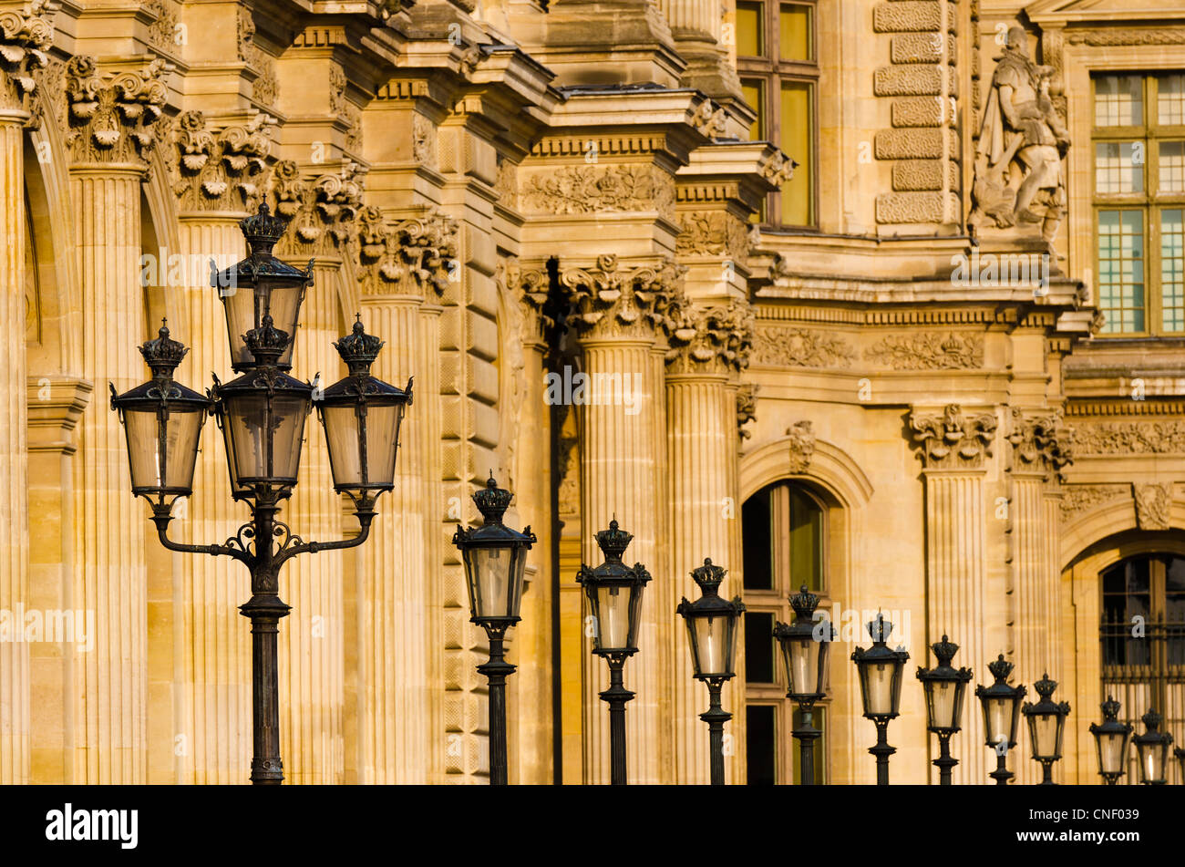 Lampen-Pfosten und Säulen an der Louvre-Palast, Louvre-Museum, Paris, Frankreich Stockfoto