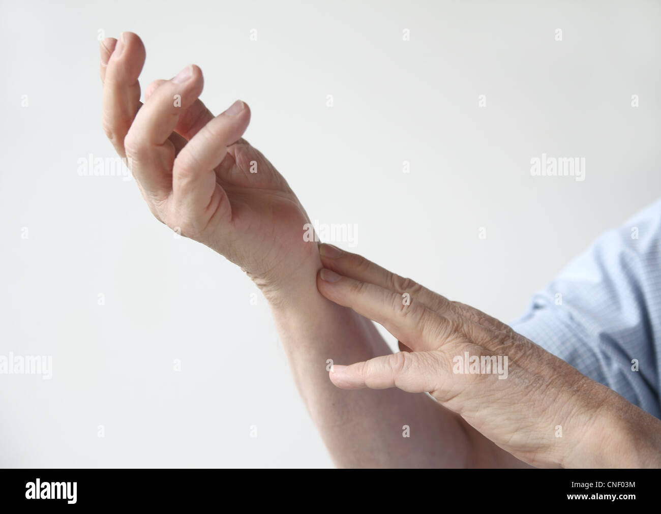 Mann gibt an, wo der Schmerz sich befindet Stockfoto
