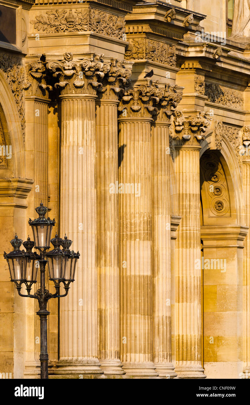 Laternenpfahl und Spalten an der Louvre-Palast, Louvre-Museum, Paris, Frankreich Stockfoto