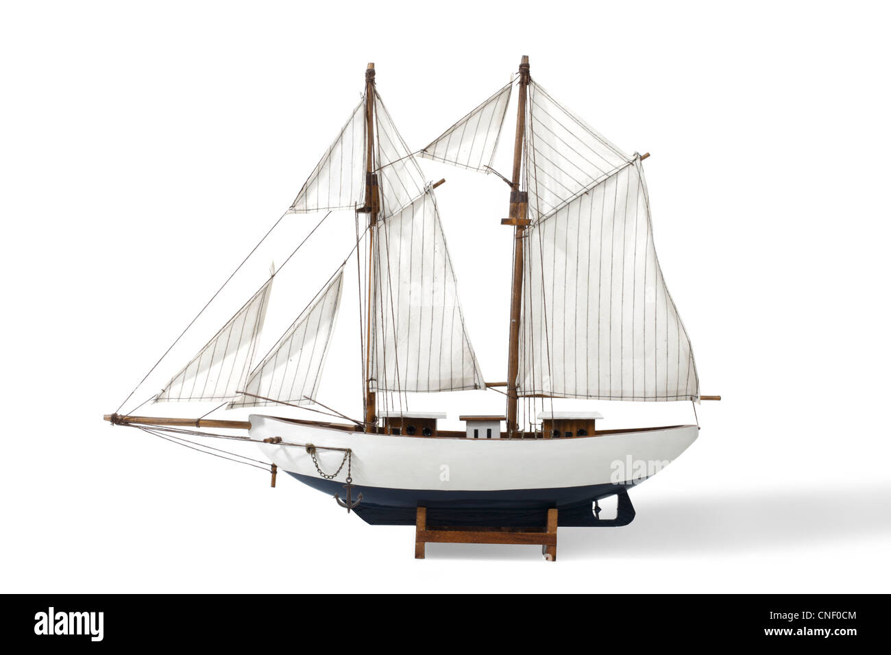 Studioaufnahme von einem Spielzeug-Segelboot Stockfoto