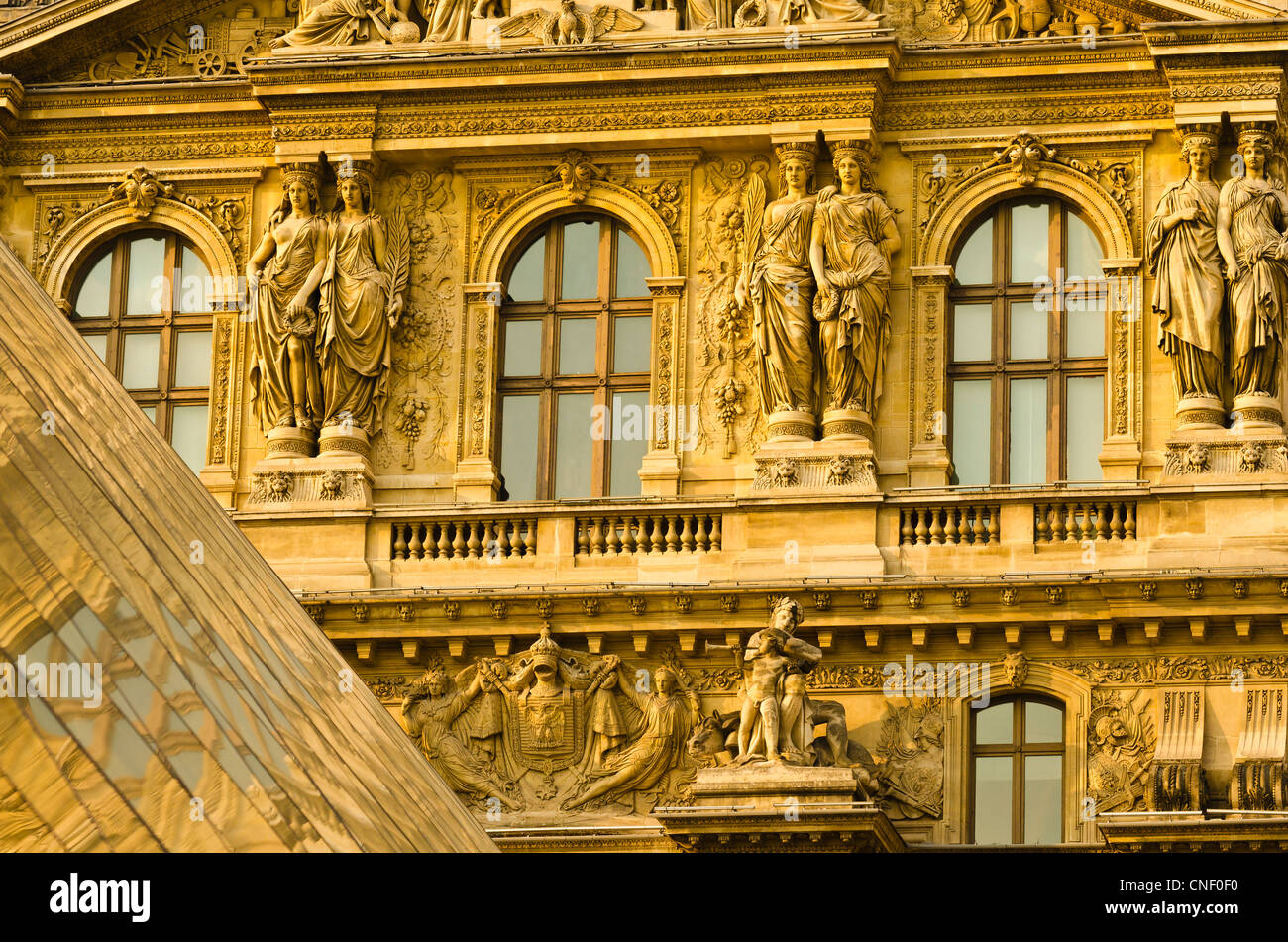 Louvre-Palast und Pyramide Detail, Louvre-Museum, Paris, Frankreich Stockfoto