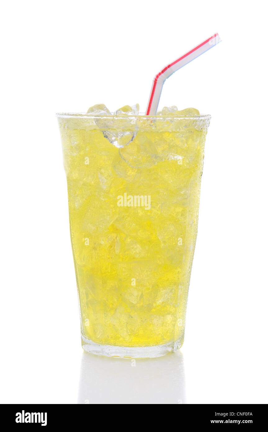 Ein Glas Lemon Lime Soda gefüllt mit Eiswürfel, Soda und einen Strohhalm auf einem weißen Hintergrund. Stockfoto