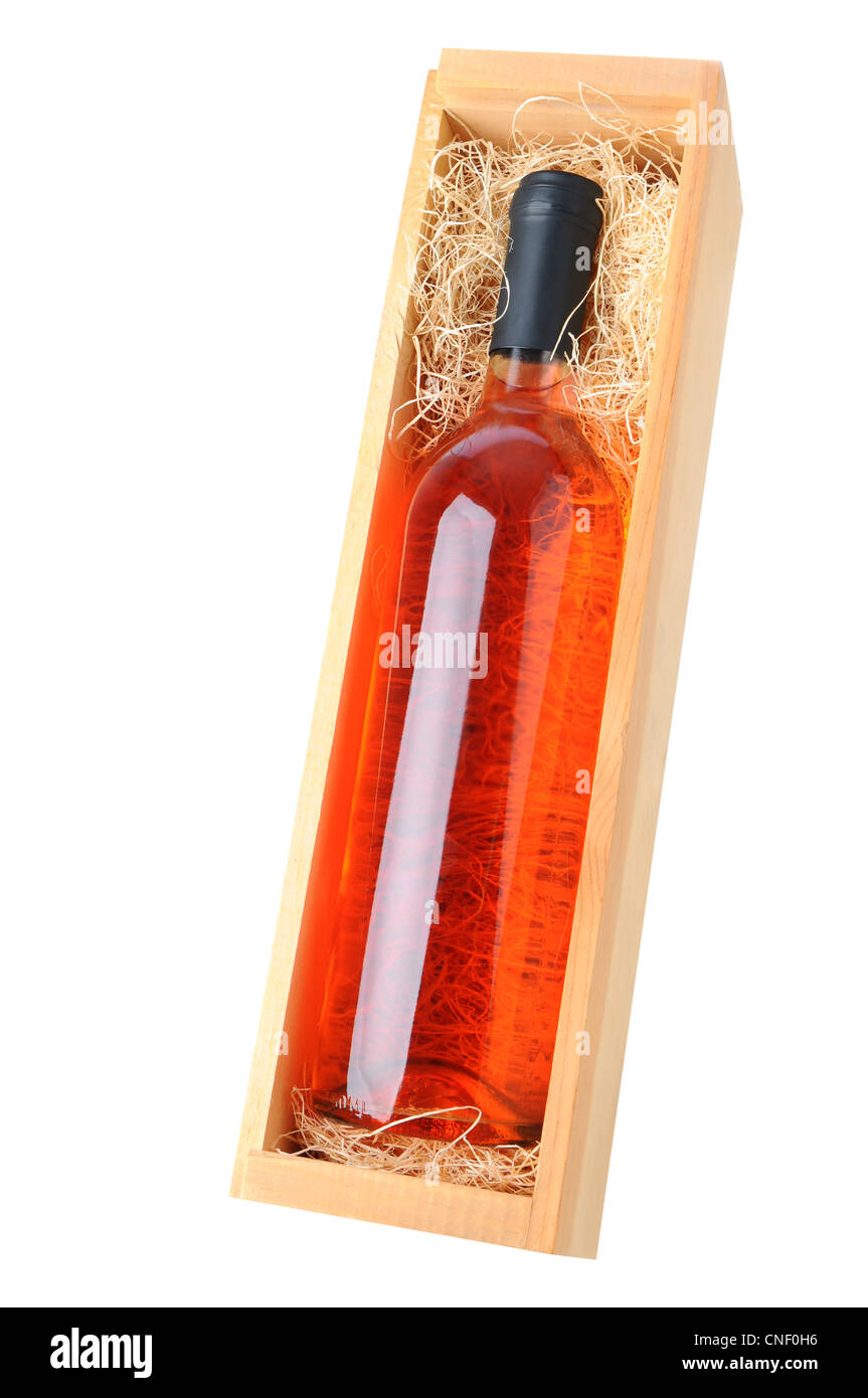 Ein Erröten Weinflasche in einer Holzkiste auf einem weißen Hintergrund. Stockfoto