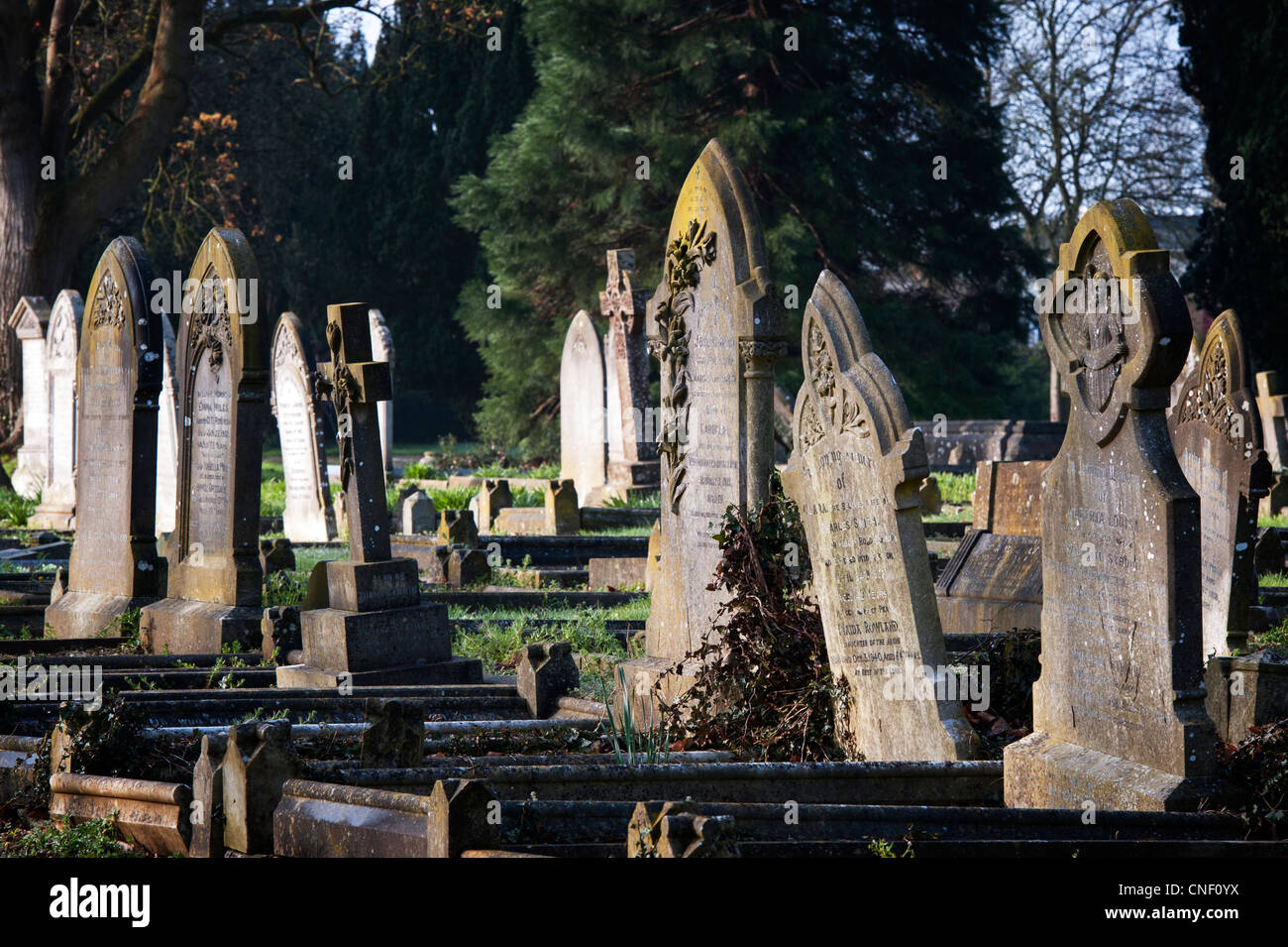 Kreuz und Grabsteine im Krematorium Banbury, Oxfordshire, England Stockfoto