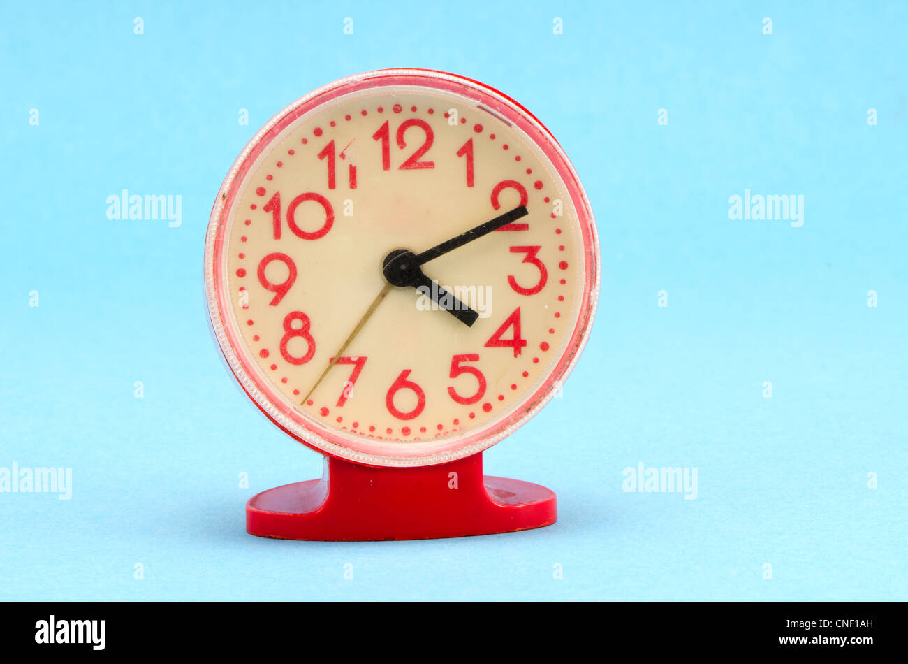 Retro Kunststoff Uhr am azurblauen Hintergrund Stockfoto